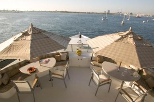 Yacht MAGIC fly bridge